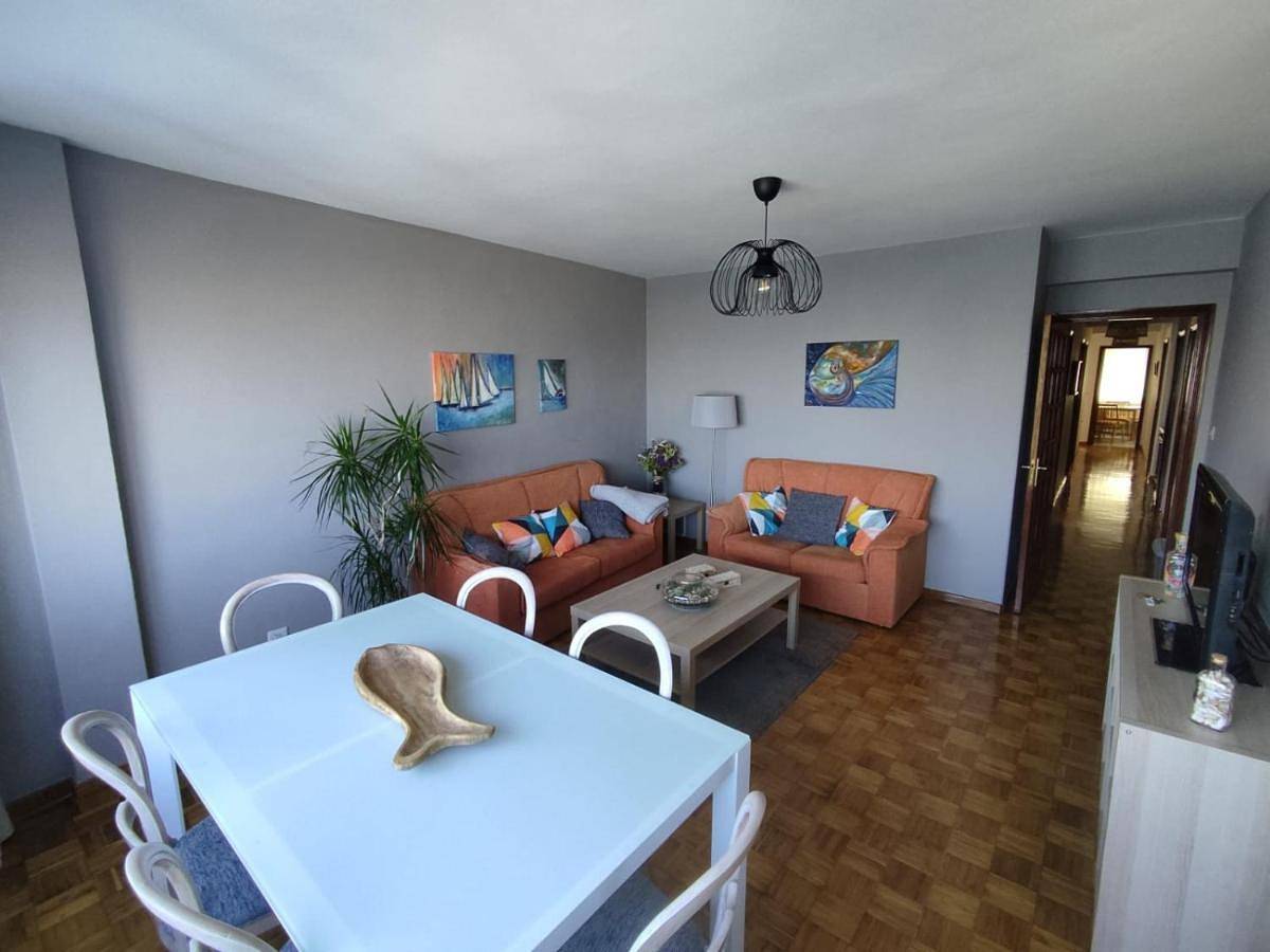Apartamento inteiro, Acogedor piso en primera línea de mar- 8 huéspedes in Praia do Carreiro (A Guarda), A Guarda