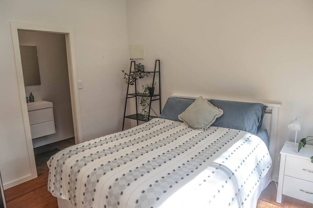 Sunny and modern villa located 5 mins walk from Avalon Beach! in Sydney, New South Wales