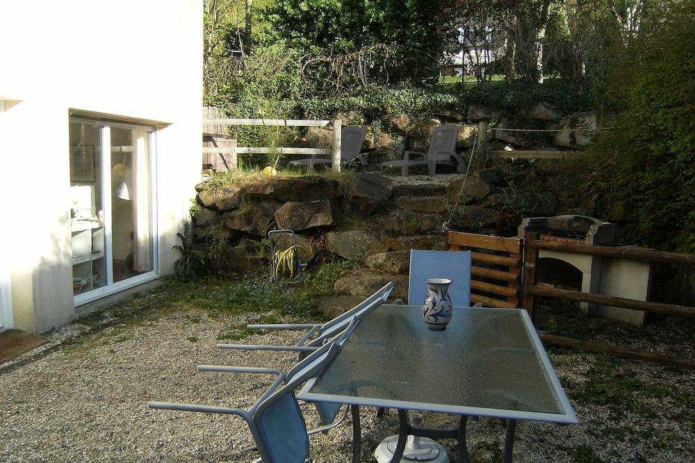 In one of the most beautiful village of the Manche, functional garden level in Saint-Jean-le-Thomas, Mont-Saint-Michel Bay