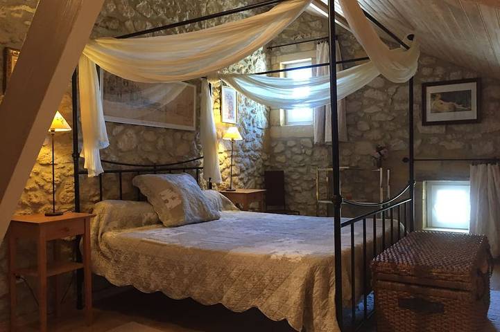 Gîte pour 7 personnes, avec jardin, animaux acceptés à Saint-Philippe-d'Aiguille - 2