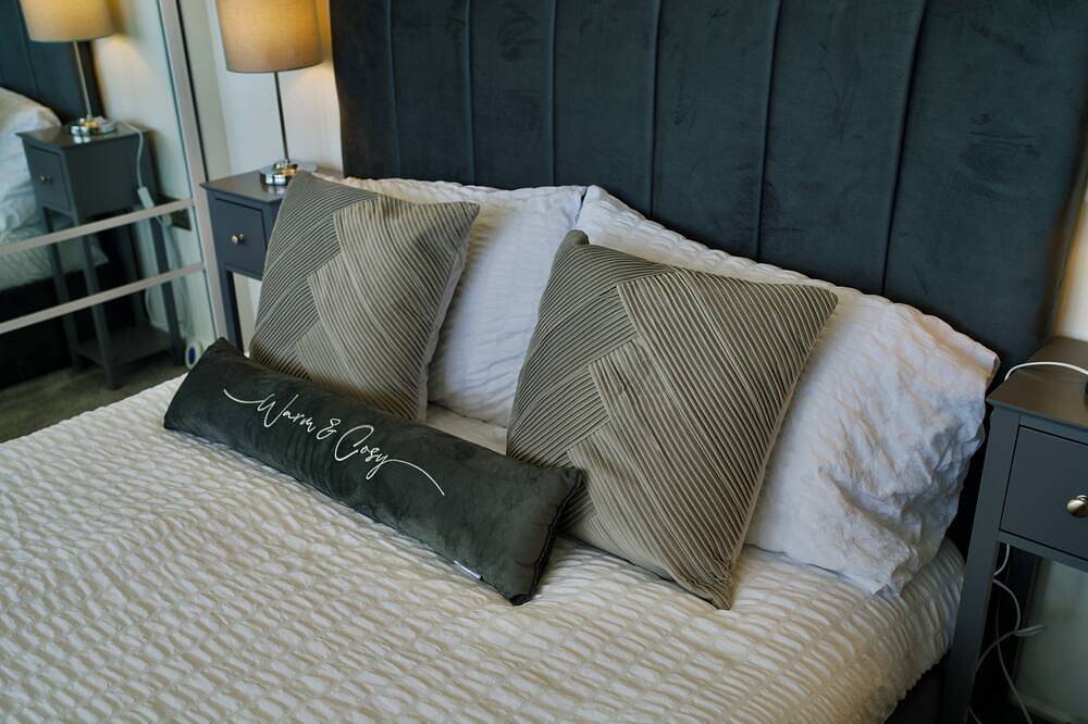 Spacious House Near Rochester Sleeps 10 in Rochester, Kent Downs