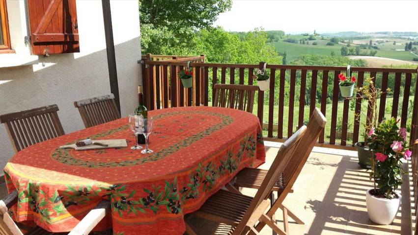 Location de vacances pour 7 personnes, avec vue ainsi que piscine et balcon à Molières