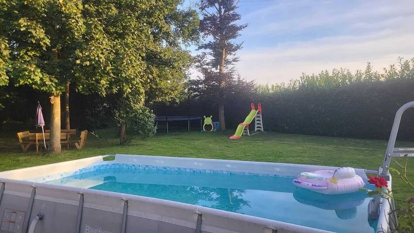 Location de vacances pour 6 personnes, avec terrasse ainsi que piscine et jardin dans Mécringes