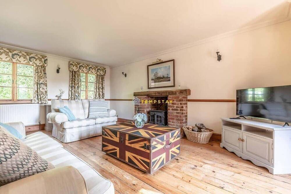 4 Bed Windsor Countryside Escape - By Tempstay in White Waltham, Berkshire