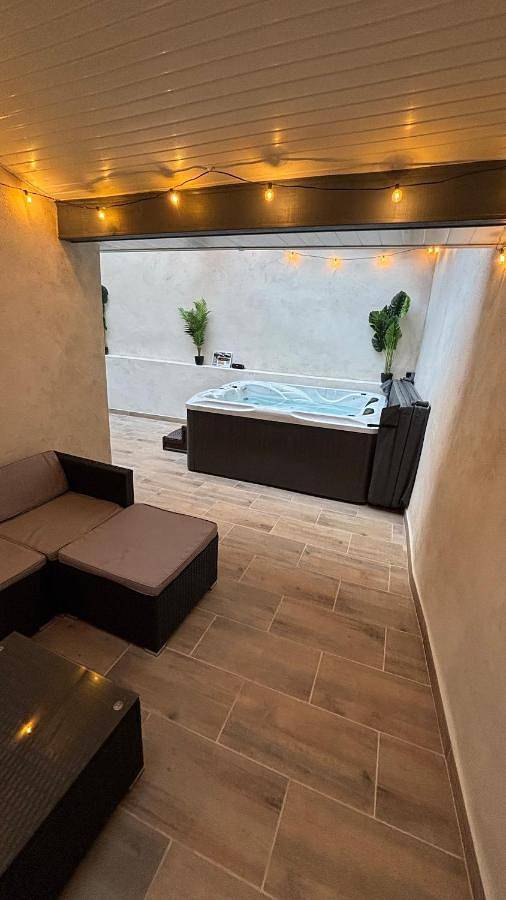 Appartement entier, Two-Bedroom Apartment in Tournus, Région de Mâcon
