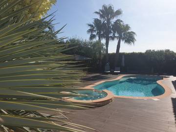 Gîte pour 6 personnes, avec piscine ainsi que terrasse et jacuzzi à Le Luc