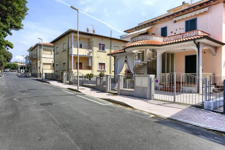 Appartamento intero, 4 Posti Letto - Veronesi - A 20mt dal mare: bilocale con terrazza pranzabile in Spiaggia di Rimigliano (San Vincenzo), San Vincenzo