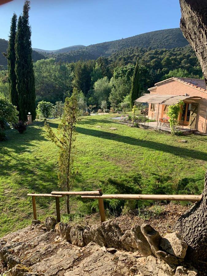 Location de vacances pour 4 personnes, avec piscine ainsi que vue et jardin à Vaugines