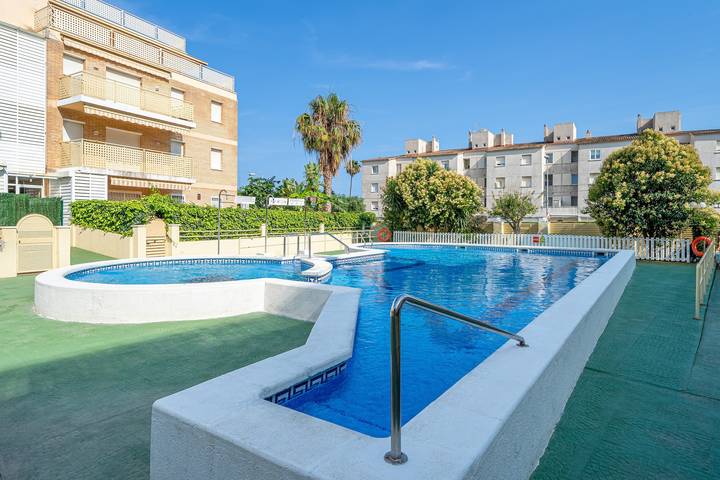 Apartamento entero, Apartamento 'Atico Pepe Y Rosi' con vistas al mar, Wi-Fi y aire acondicionado in Cunit, Costa Dorada