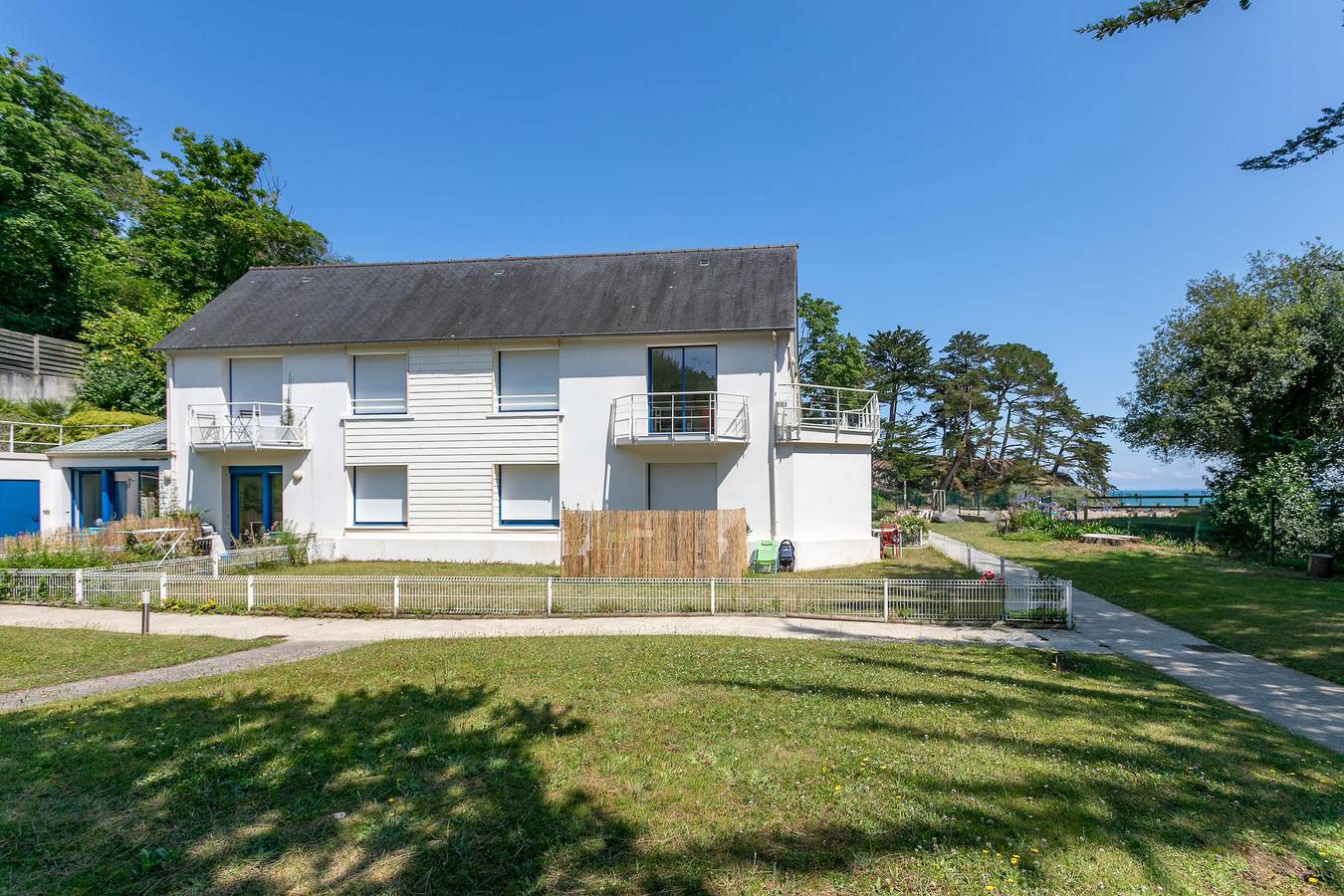 Appartement entier, Appartement "Accès Privé Plage" avec terrasse privée, jardin privé et Wi-Fi in Étables-sur-Mer, Côte de Goëlo
