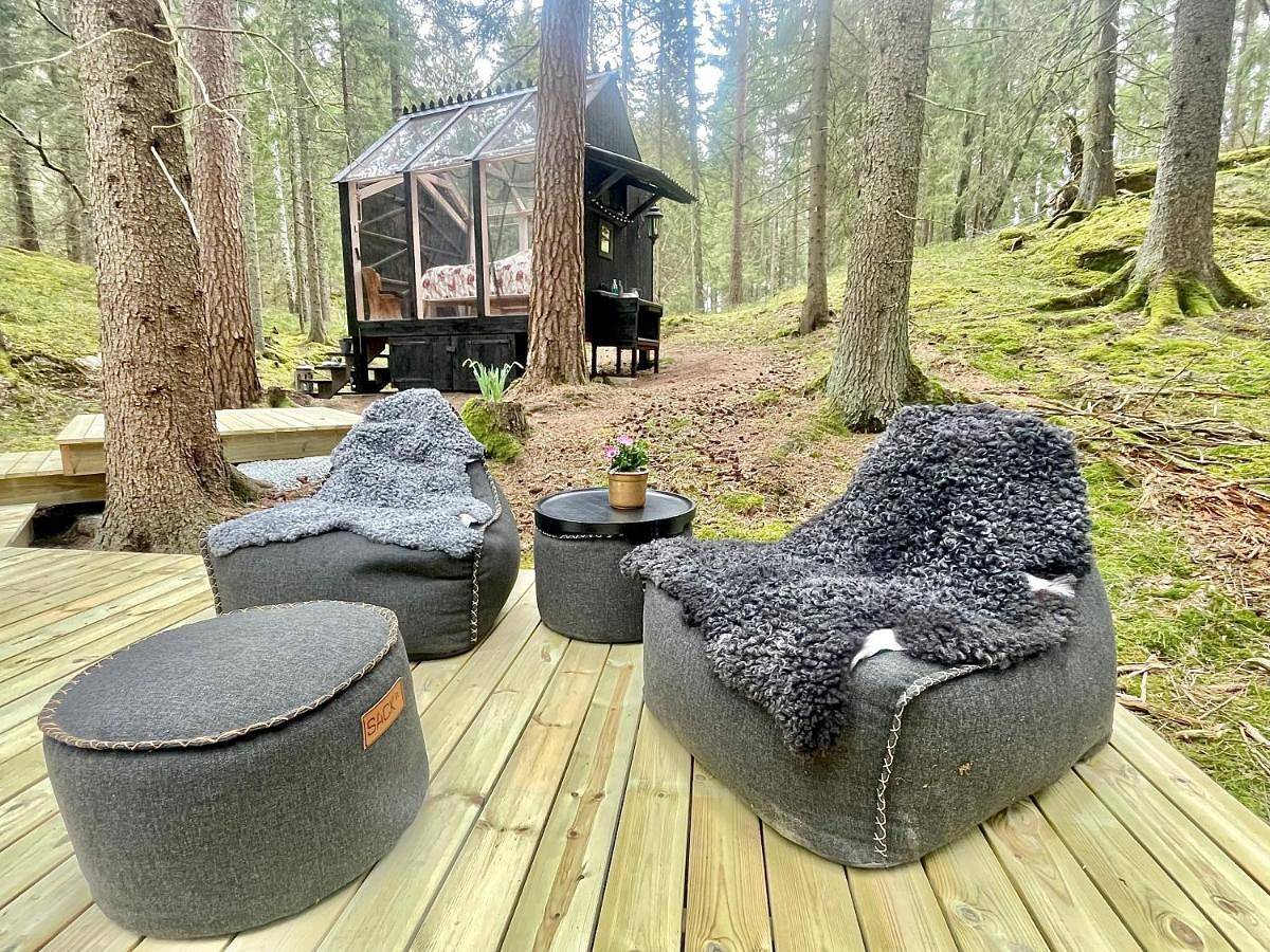 Wood Wise Glasshouse Glamping in Vänern