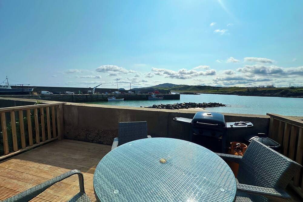 Cosy Portmor Log Cabin - Waterfront & Pet Friendly in Inishowen, Irish Ulster