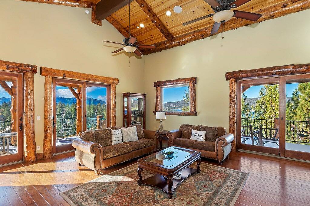 Mountain Masterpiece: High-End-Custom-Luxus-Anwesen mit Panoramablick auf den See, Spielzimmer, Spa und mehr! in Snow Summit, Big Bear Lake