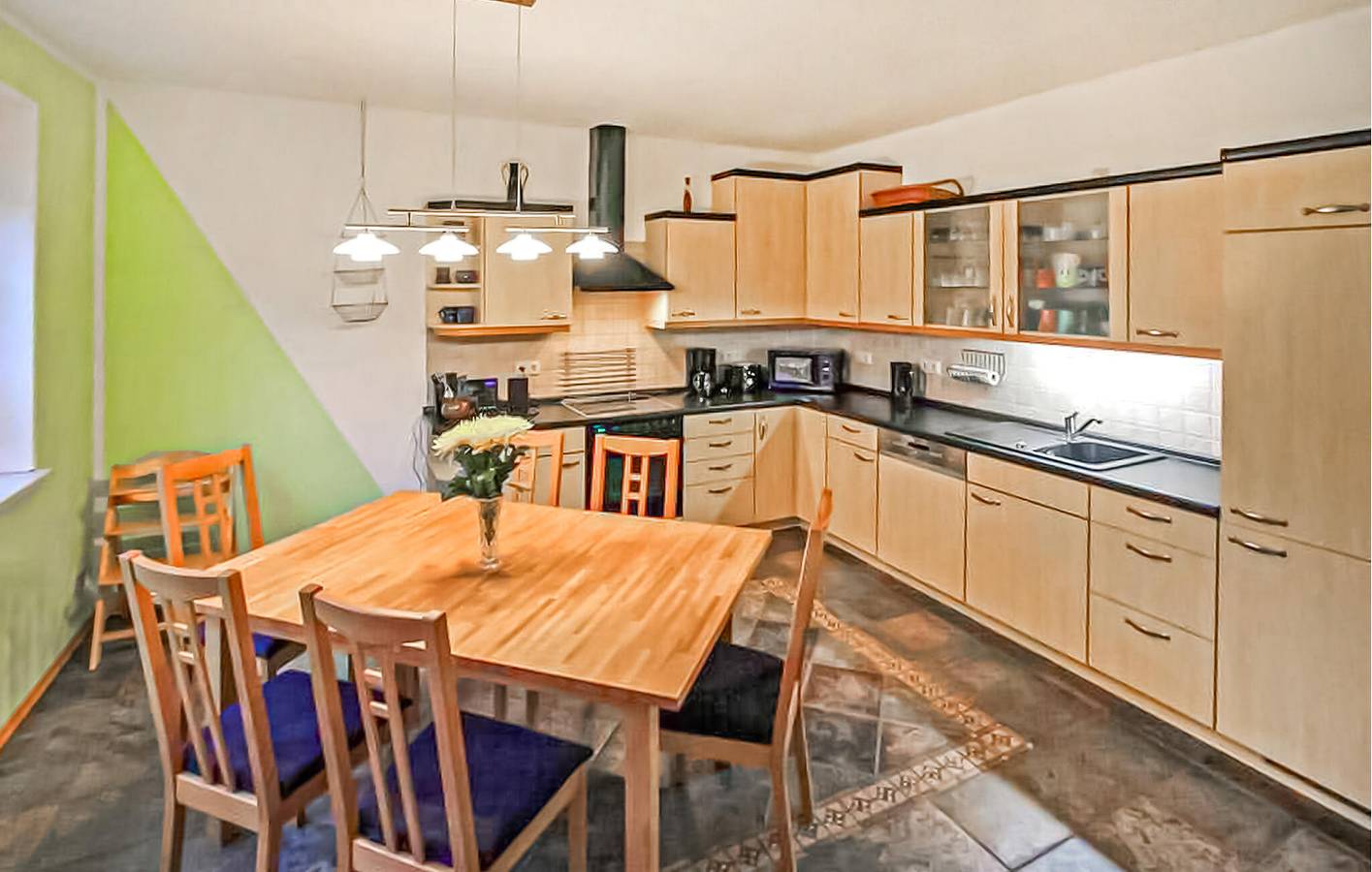 Apartamento vacacional entero, Retiro frente al río con jardín y aparcamiento, a 2,5 km de Drosedower Bek in Zirtow, Wesenberg