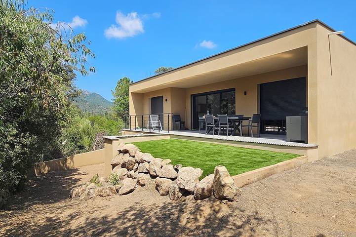 Location de vacances pour 8 personnes, avec jardin dans Office De Tourisme De Sainte Lucie De Porto Vecchio