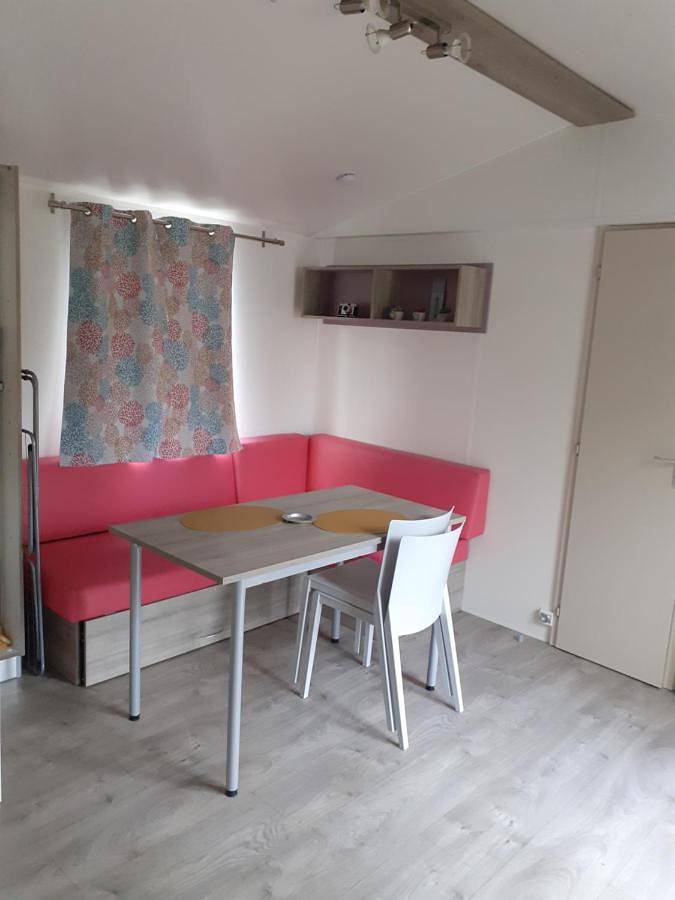 Location de vacances pour 6 personnes, avec vue sur le lac et jardin ainsi que piscine et terrasse, animaux acceptés à Le Perrier - 4