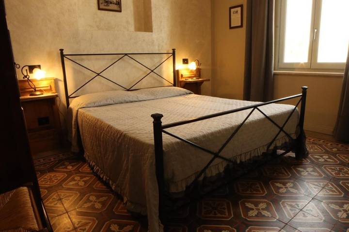 Location de vacances pour 2 personnes, avec vue ainsi que terrasse et jardin, animaux acceptés à Vezza d'Alba - 3