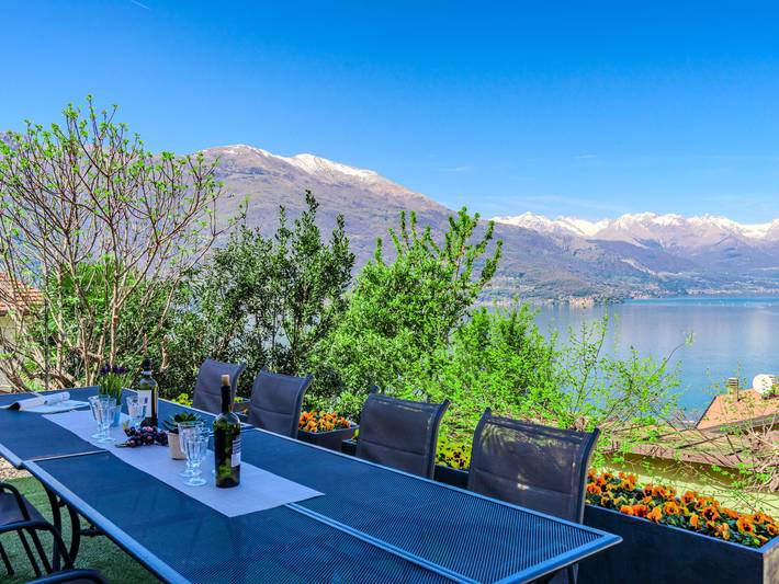 Ferienhaus für 13 Personen, mit Balkon und Terrasse sowie Garten und Seeblick in der Lombardei