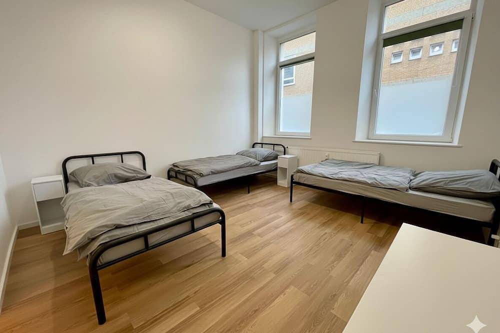 Ganze Wohnung, Homebase mit Küche und 5 Einzelbetten zentral gelegen in Krefeld, Niederrhein
