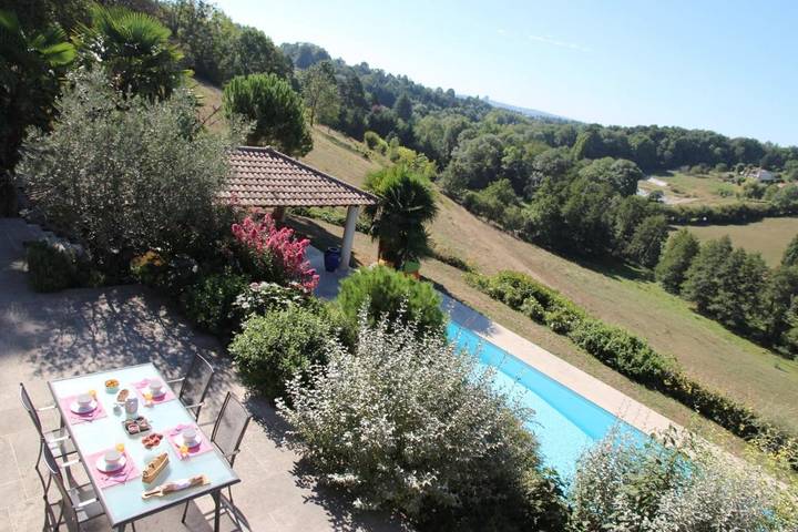 Location de vacances pour 2 personnes, avec Terrasse ainsi que Jardin et Piscine à Limonest