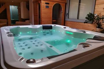 Gîte pour 2 personnes, avec jardin ainsi que sauna et jacuzzi à Vieux-Viel