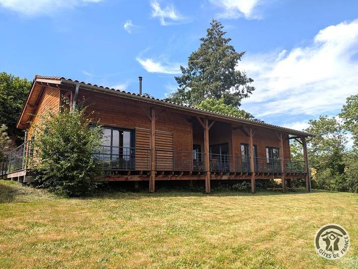 Gîte pour 4 personnes, avec Balcon ainsi que Terrasse et Jardin à Chambost-Longessaigne