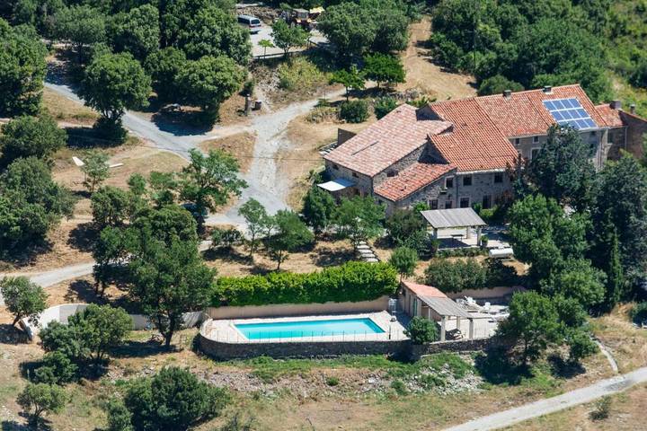 Location de vacances pour 6 personnes, avec vue ainsi que piscine et jardin à Rieussec