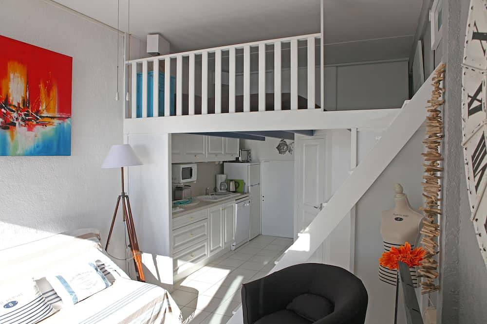 Appartement entier, Luxueux studio 'les pieds dans l'eau' (3 mètres de l'étang). in Mèze, Côte d'Améthyste