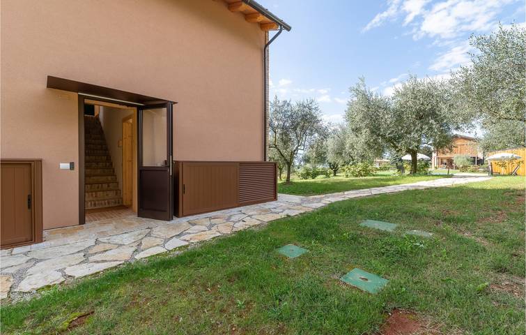 Spazioso appartamento con aria condizionata, piscina e parcheggio in Volpago del Montello, Provincia di Treviso