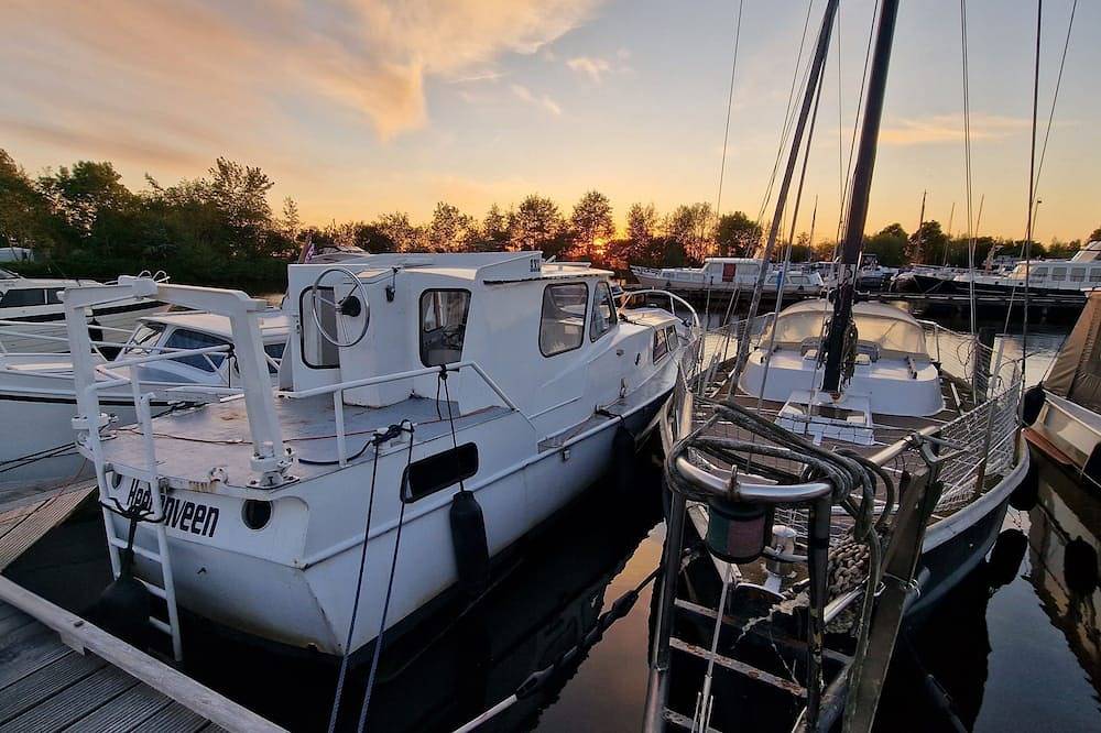 Overnacht Op De Boot Bij Sneek, Joure & Heerenveen in Heerenveen, Friesland