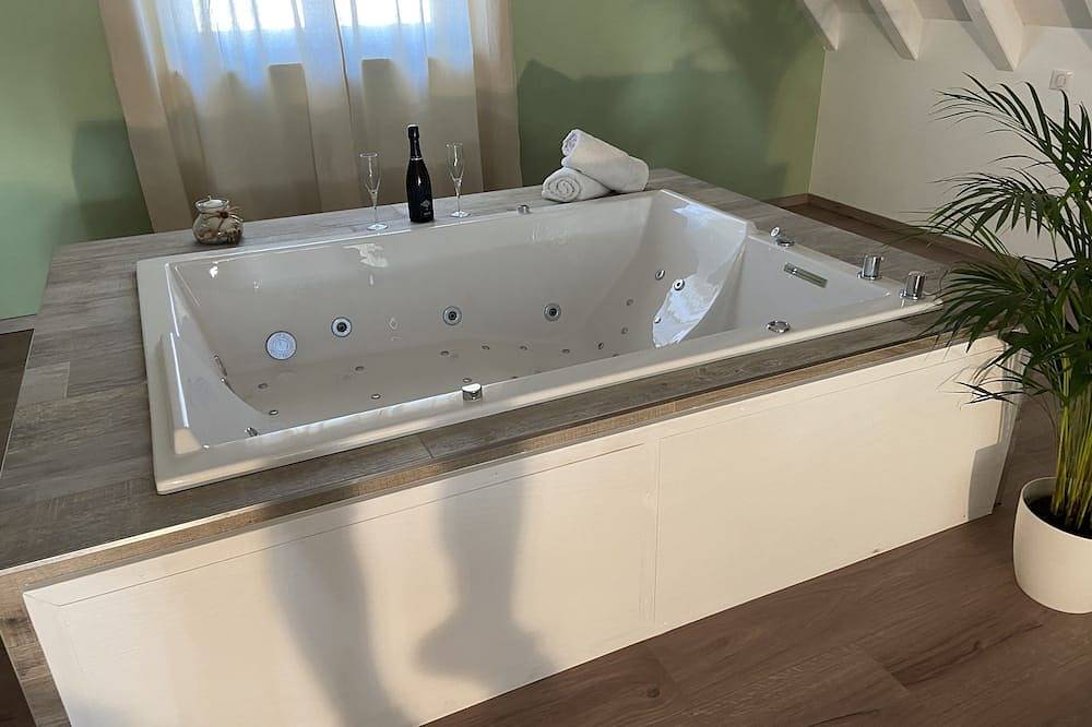 Villa Delta Spa Avec Piscine Intérieure et Baignoire Balnéo in Munchhausen, Region Weißenburg