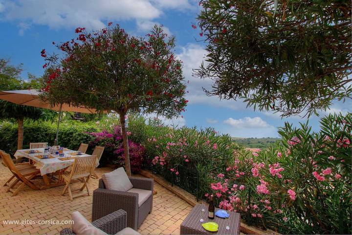 Gîte pour 5 personnes, avec Terrasse ainsi que Jardin et Vue dans Sagone