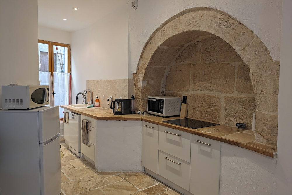 Apartamento entero, Large 3-room apartment in the heart of Sommières village, in a 16th century building in Sommières, Region de Nimes