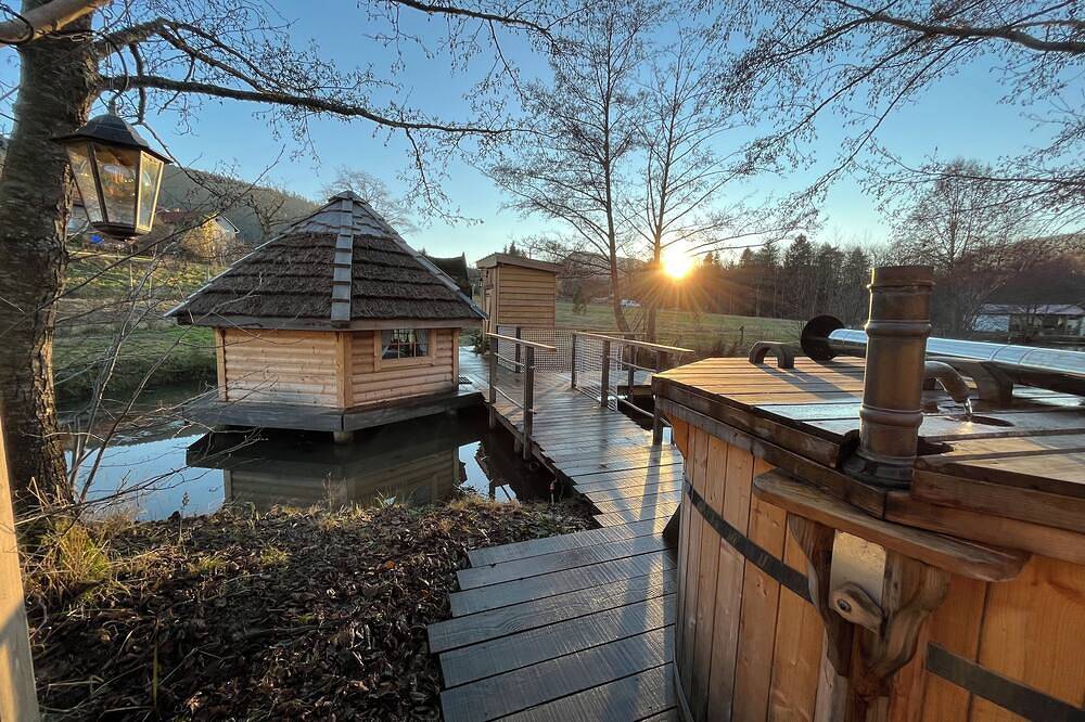 Kota room with wood-heated Finnish spring-water bath in Saint-Dié-des-Vosges