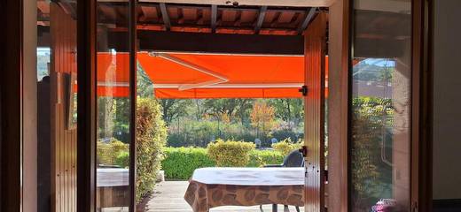 Location de vacances pour 4 personnes, avec terrasse ainsi que vue et piscine à Saint-Martin-de-Brômes