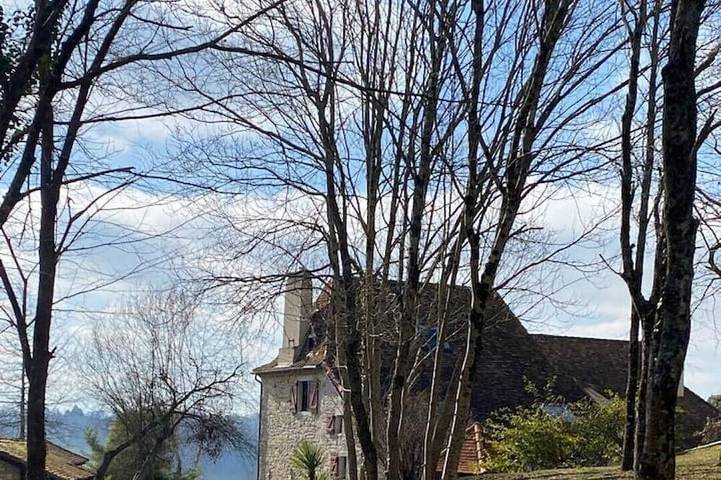 Location de vacances pour 12 personnes, avec jardin ainsi que jacuzzi et terrasse dans Orriule