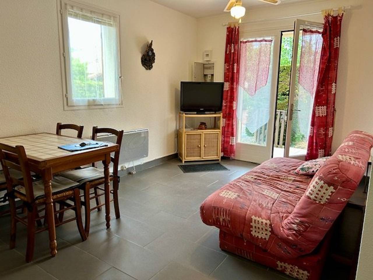 Ganze Wohnung, Apartment für 5 in Strandnähe Nauzan mit Terrasse, Haustiere erlaubt in Vaux-sur-Mer, Côte de Beauté