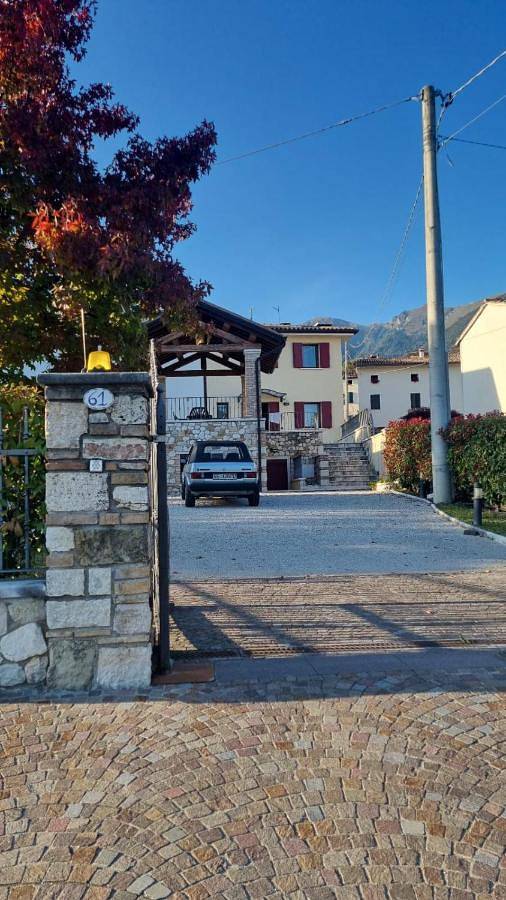 Gîte pour 5 personnes, avec jardin ainsi que terrasse et vue, animaux acceptés à Paderno del Grappa