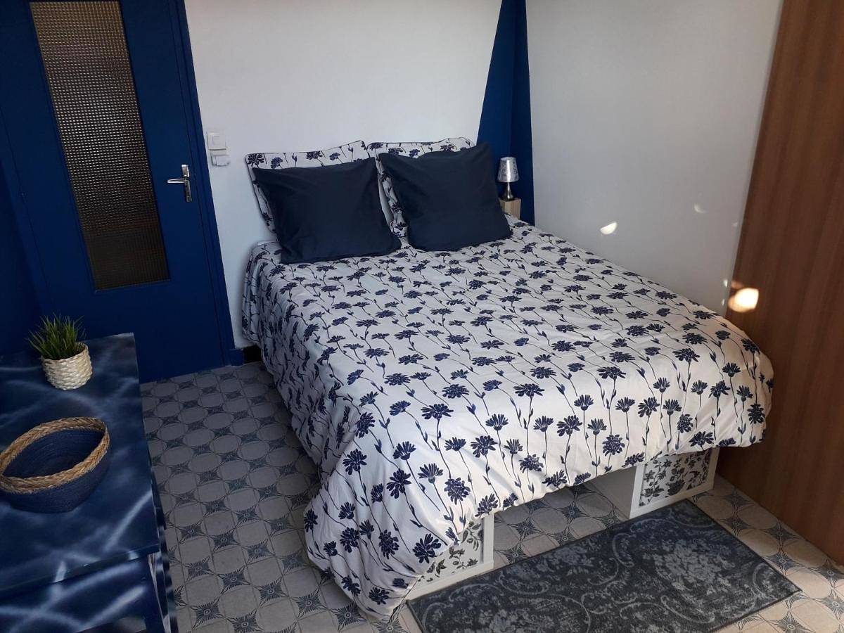 Double Room with Private Bathroom in Ambérieu-en-Bugey, Belley