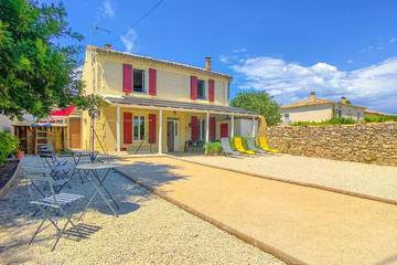 Location de vacances pour 8 personnes, avec jardin ainsi que terrasse et jacuzzi à Saint-Gervasy