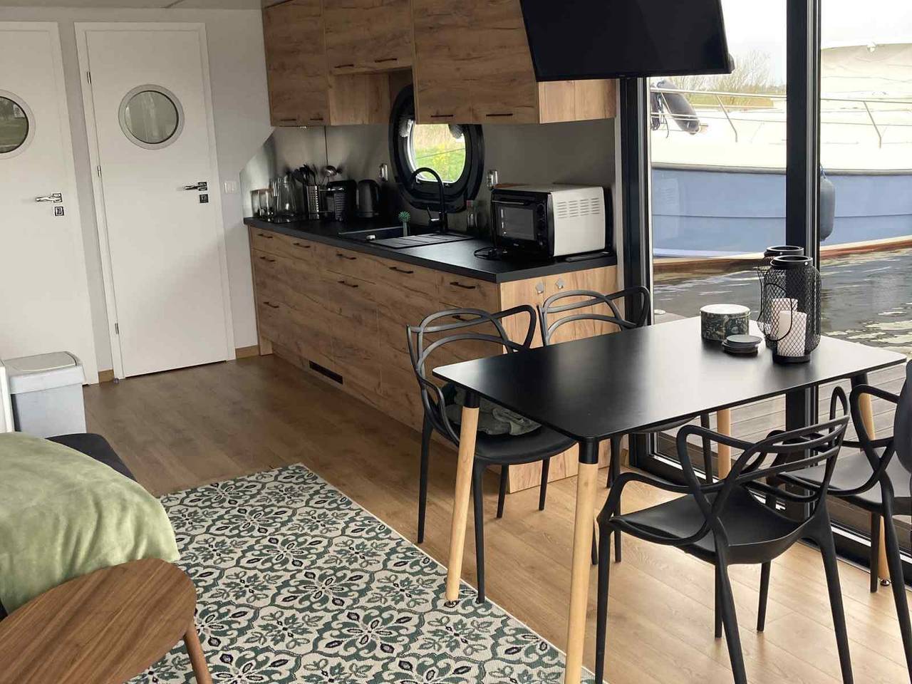Komfortables 4-Personen-Hausboot mit Blick auf das Wasser in Warns Marina in Ijsselmeer