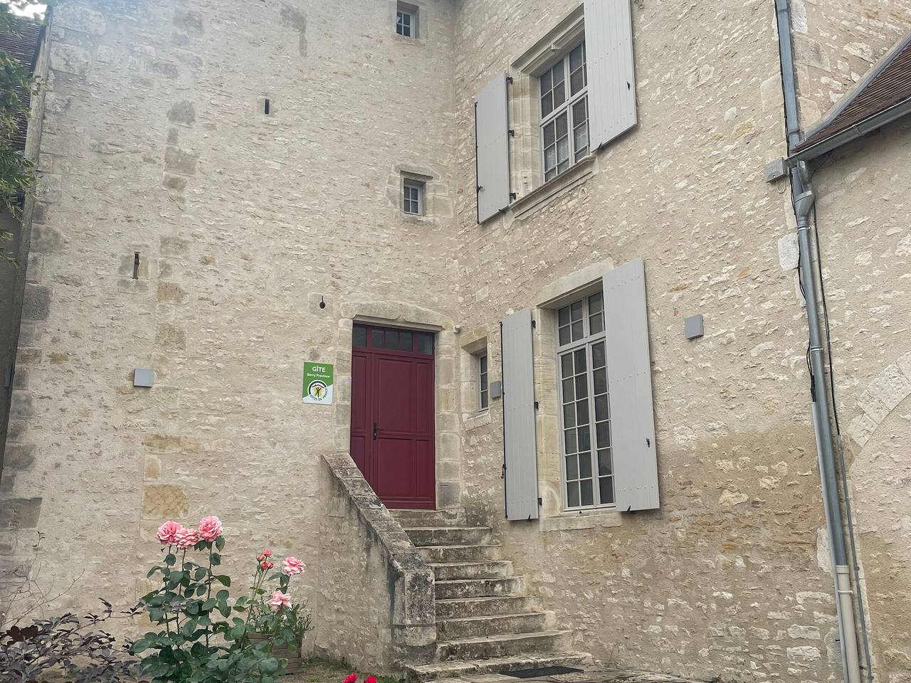 Ganze Wohnung, Geräumige Unterkunft in restauriertem ehemaligen Priorat in La Celle (Cher), Saint-Amand-Montrond