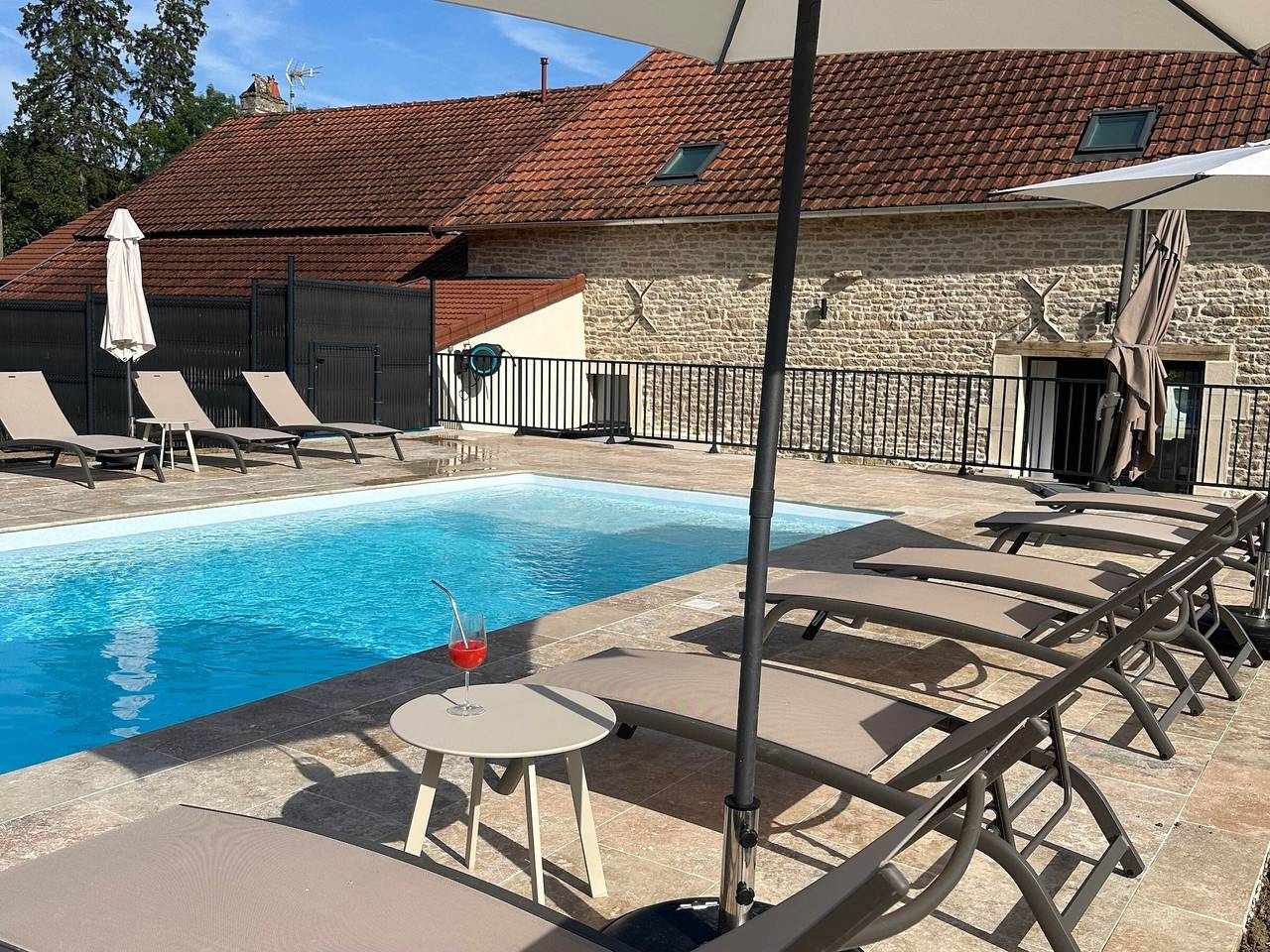 Amplio alojamiento con terraza, spa y piscina climatizada en Borgoña in Bellenot-sous-Pouilly, Beaune region