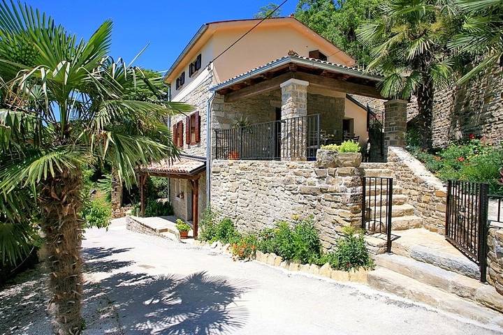 Villa Aurora mit herrlichem Blick aus dem Pool, in der Nähe von Motovun in Općina Oprtalj, Zentralistrien