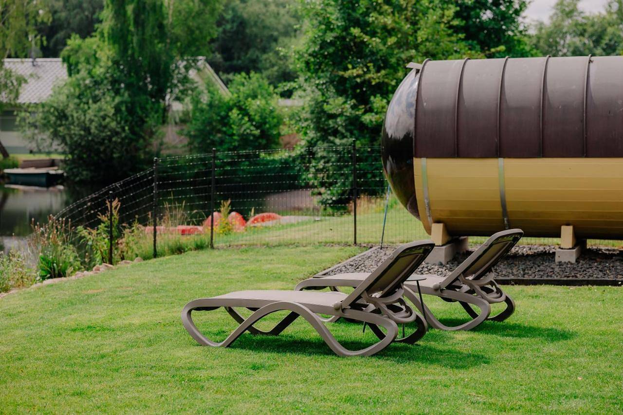 Ferienhaus Deluxe, direkt am See, mit hauseigener Panorama Außensauna, zwei Badezimmern, Tretboot, Kamin, in direkter nähe zum Kinderspieleparadies sowie Reit- und Ponyhof, 1 bis 8 Personen in Twist, Emsland