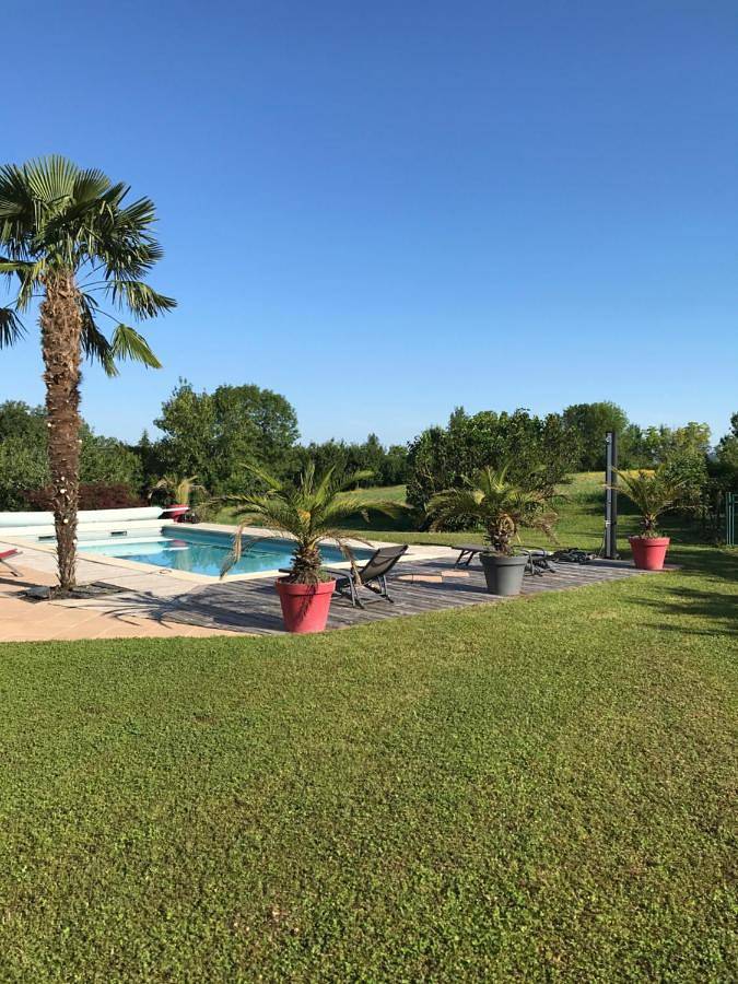 Chambre d’hôte pour 2 personnes, avec vue et piscine ainsi que jardin et balcon à Saint-Aulaire (Corrèze)