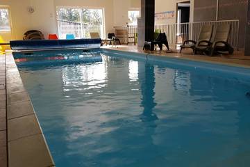 Gîte pour 13 personnes, avec jacuzzi et terrasse ainsi que jardin et piscine, animaux acceptés à Plougastel-Daoulas