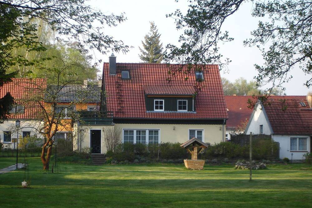 Ganze Wohnung, Ferienwohnung direkt am Haussee auf großem gepflegtem Grundstück in Himmelpfort, Ruppiner Seenland