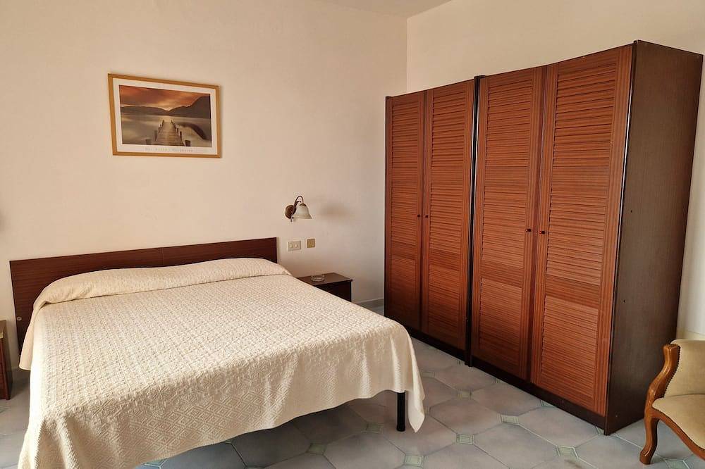 Appartamento intero, A pochi passi dalla splendida spiaggia di Vignola, con terrazza panoramica. in Lu Lamoni, Vignola Mare