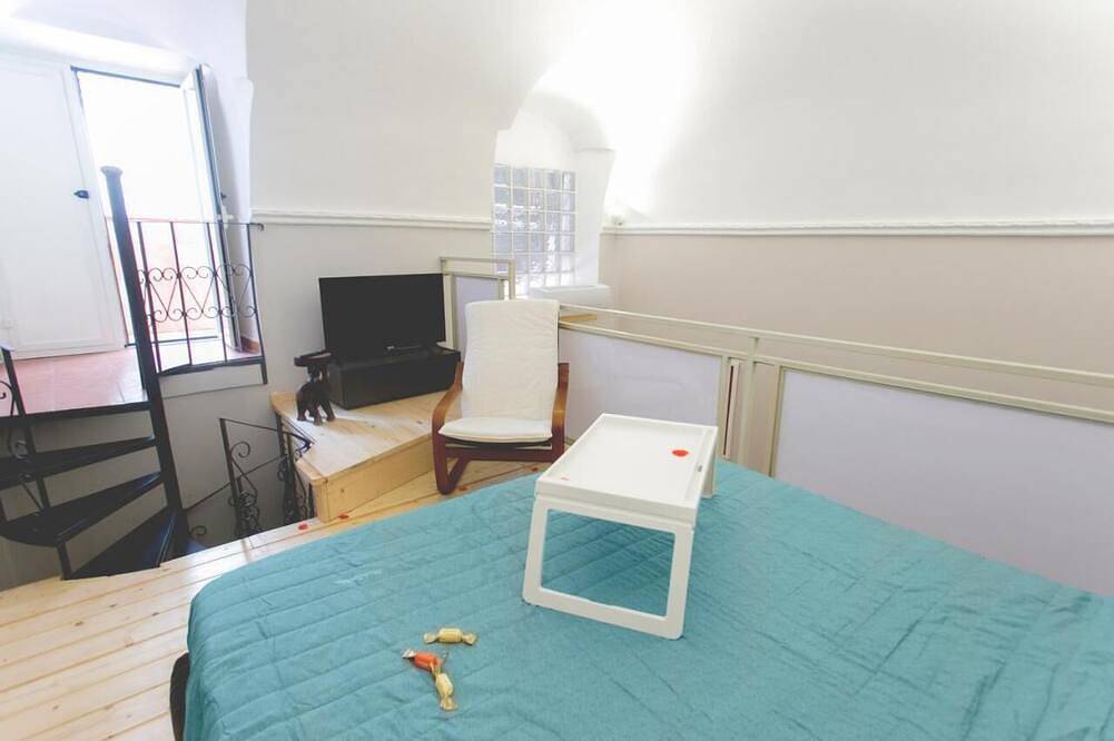 Room Nerone B&B in the historic center incorporated into a Greek Roman theater in Nápoles, Provincia de Nápoles